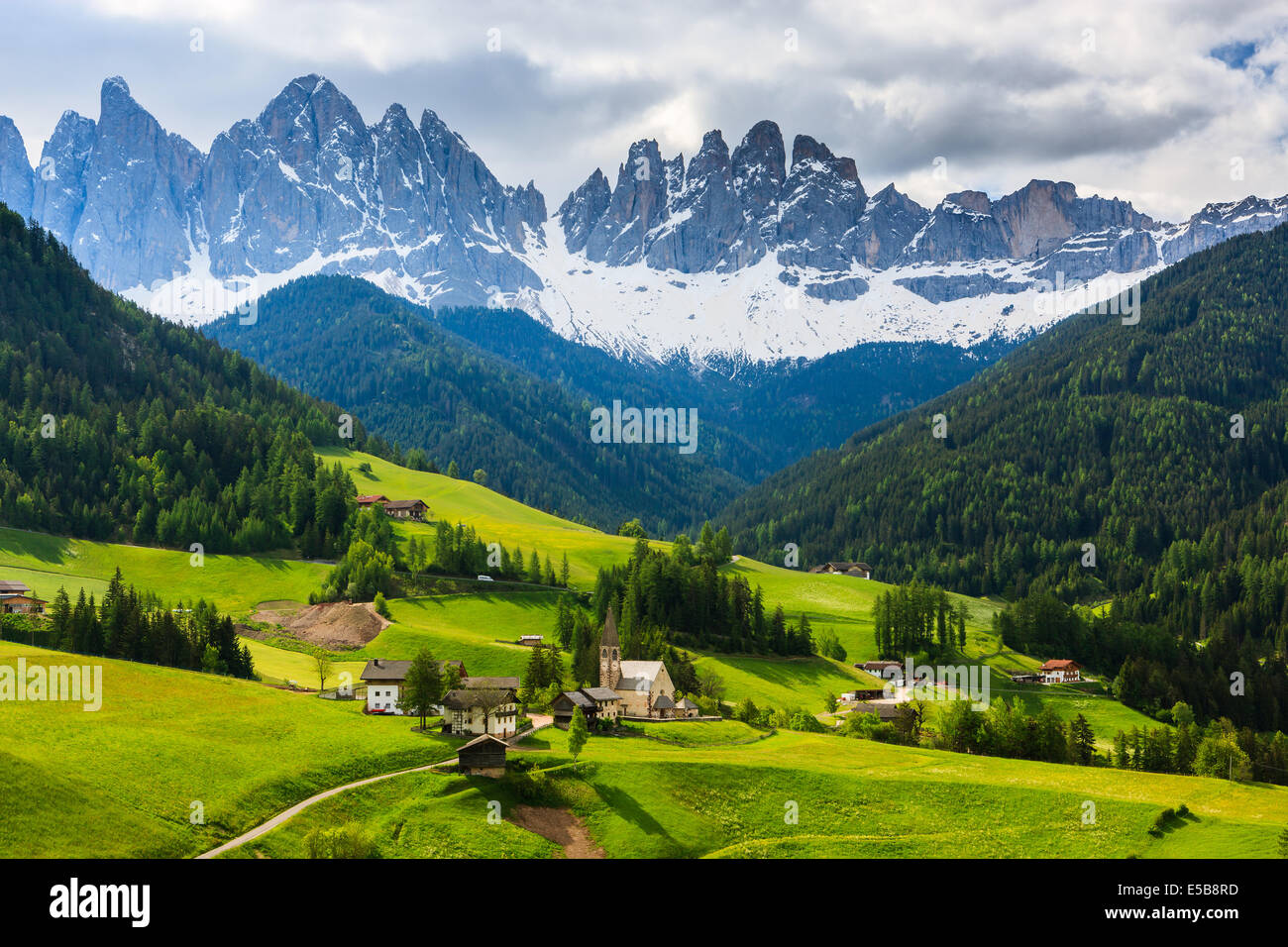 Le Odle picchi di montagna e la chiesa di Santa Maddalena sono i simboli della Val di Funes Foto Stock