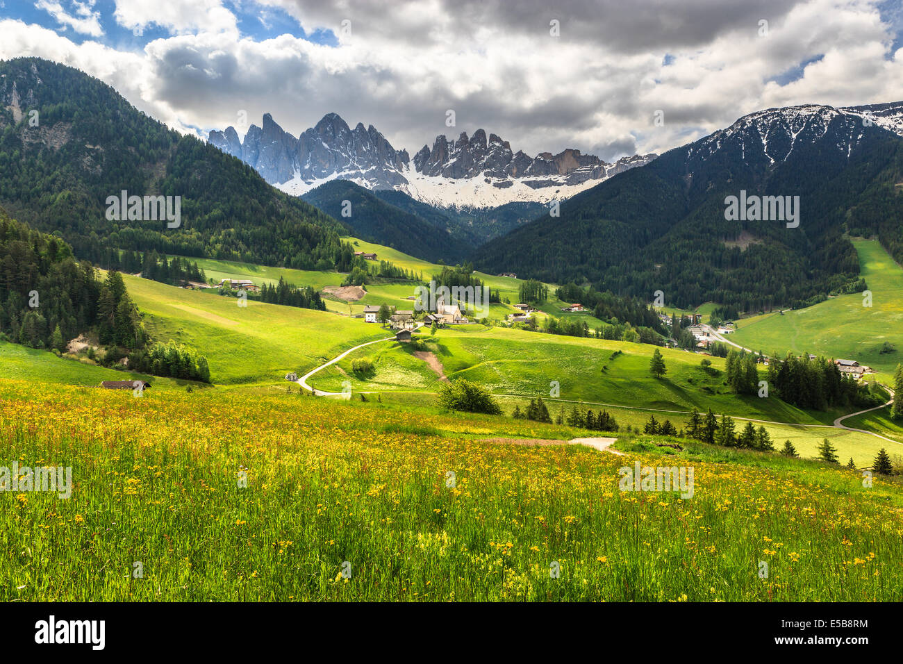 Le Odle picchi di montagna e la chiesa di Santa Maddalena sono i simboli della Val di Funes Foto Stock