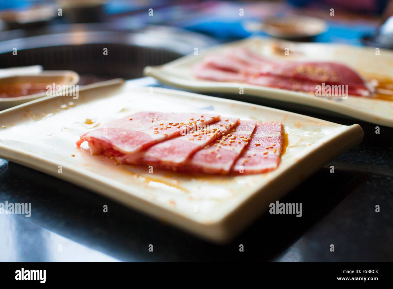 Primo piano della carne cruda su una piastra Foto Stock