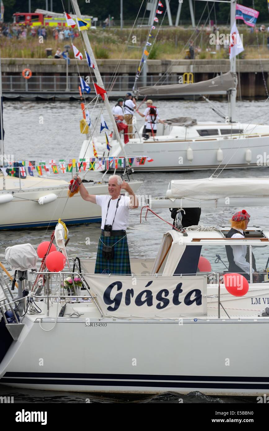 Glasgow, Scotland, Regno Unito. 26 Luglio, 2014. Giochi del Commonwealth flottiglia. Circa 250 barche di tutte le forme e dimensioni navigare sul fiume Clyde al centro di Glasgow per celebrare l'hosting di giochi del Commonwealth. Credito: Carr Douglas/Alamy Live News Foto Stock
