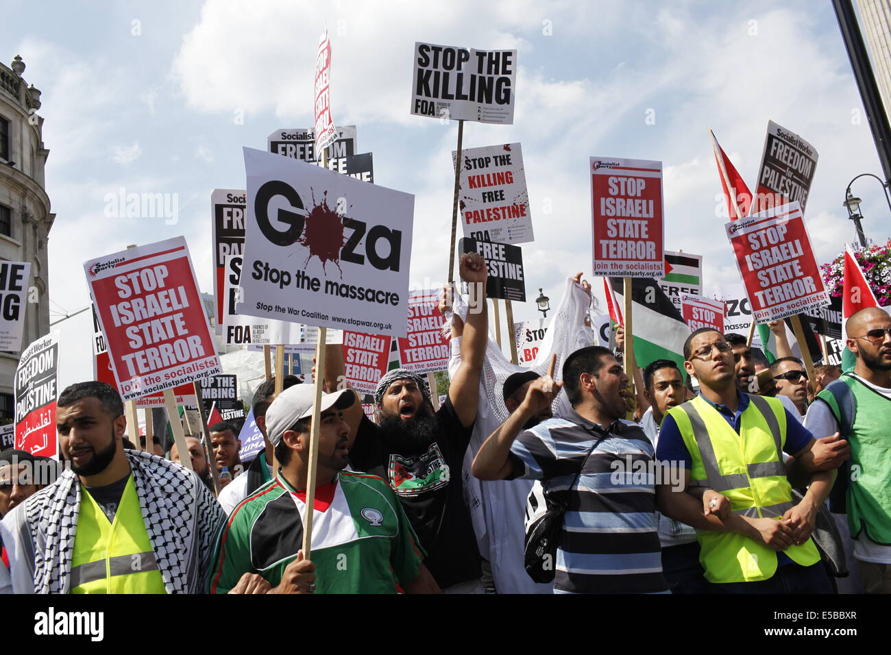 Migliaia di persone hanno marciato attraverso Londra per porre fine a Israele di terra della campagna e attacchi missilistici su Gaza. Foto Stock