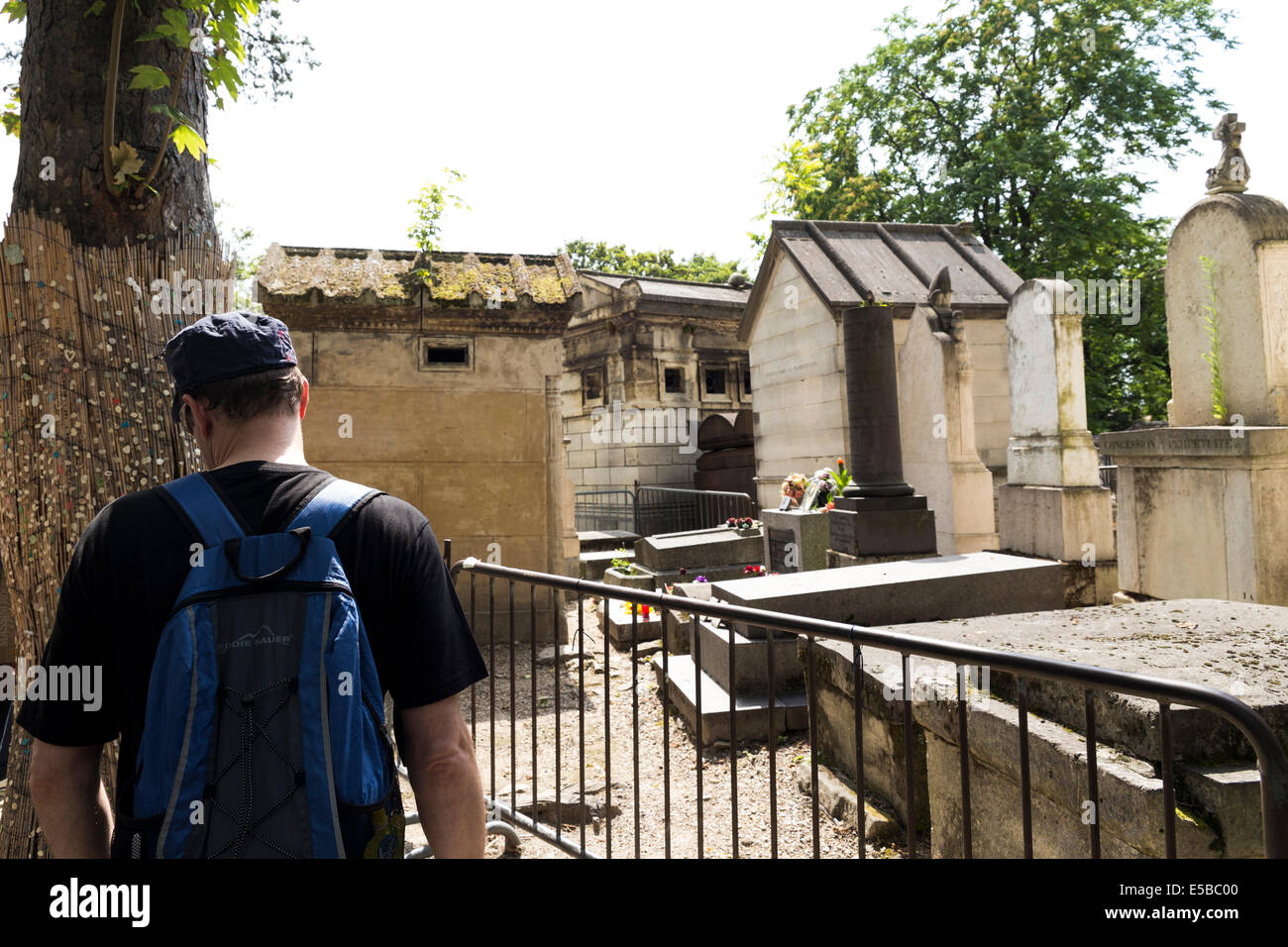 Persone in visita alla tomba di Jim Morrison al cimitero di Père Lachaise, Parigi, Francia Foto Stock