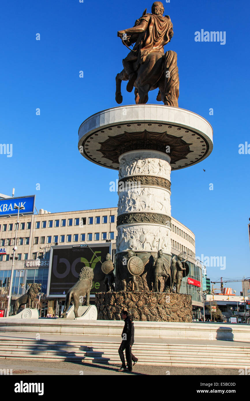 Un monumento di Alessandro il Grande a Skopje la piazza principale con la gente di passaggio. Foto Stock