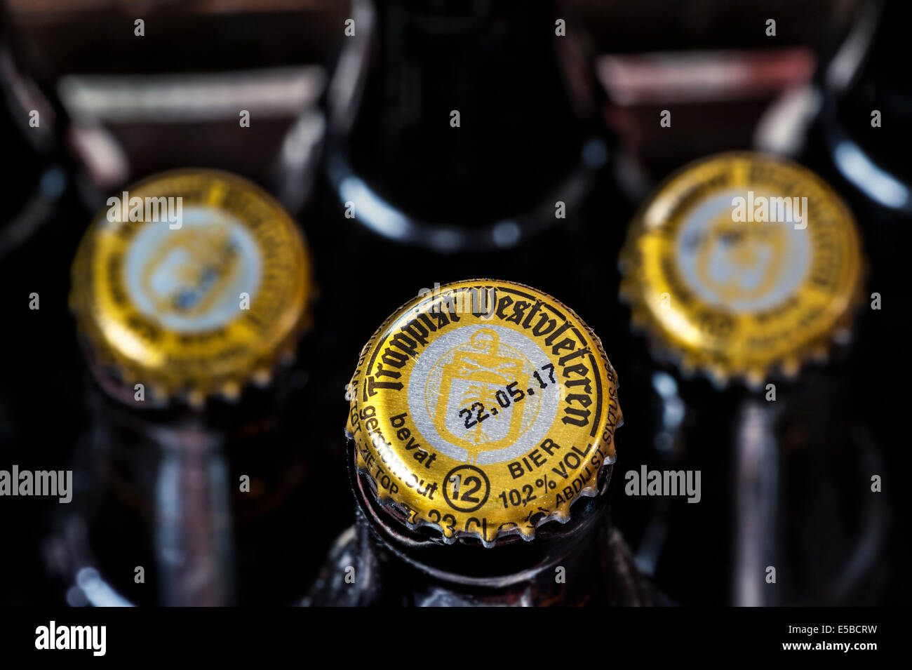 Casse di legno con Trappist Westvleteren° / 10,2% bottiglie, migliore birra nel mondo, prodotta in San Sisto Abbey, Belgio Foto Stock