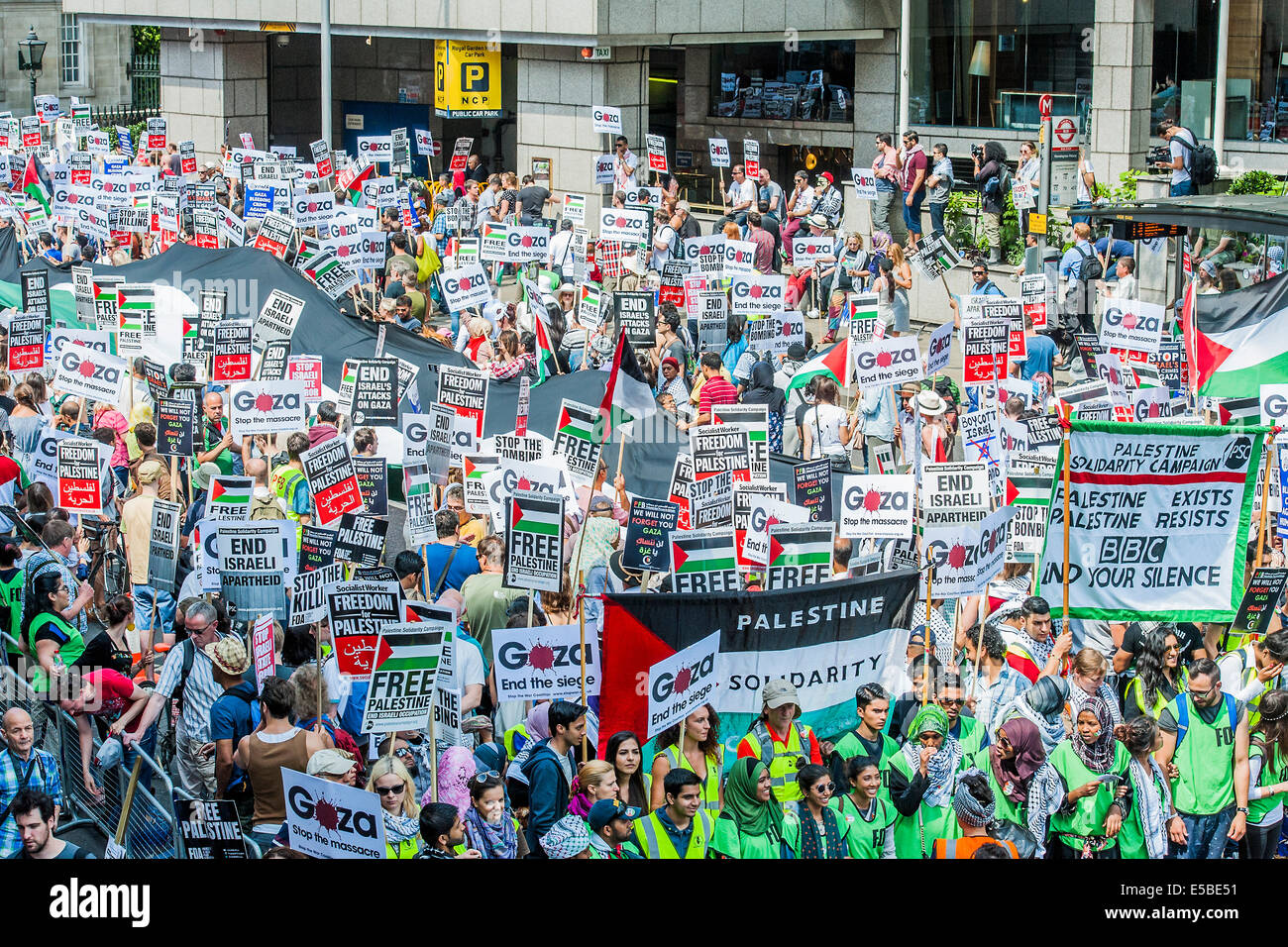 Londra, Regno Unito. 26 Luglio, 2014. Arrestare il 'massacre' nella Striscia di Gaza la protesta. Una manifestazione denominata da: Fermare la guerra di coalizione, Palestina Campagna di solidarietà, la Campagna per il disarmo nucleare, Amici di Al Aqsa, musulmano britannico, iniziativa associazione musulmana della Gran Bretagna, Forum palestinese in Gran Bretagna. Essi assemblati presso l'Ambasciata di Israele e hanno marciato al Parlamento. Hanno chiamato per 'Israele il bombardamento e l uccisione di fermata e ora per David Cameron a smettere di sostenere israeliano di crimini di guerra". Londra, 26 luglio 2014. Credito: Guy Bell/Alamy Live News Foto Stock