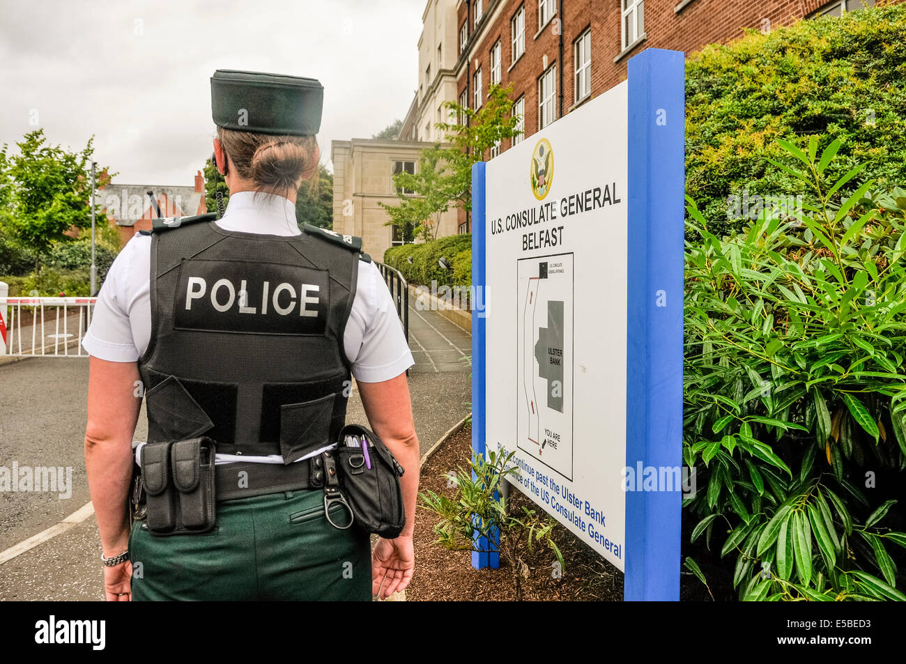 Belfast, Irlanda del Nord. 26 lug 2014 - una femmina di funzionario di polizia custodisce la parte anteriore dell'U.S. Consolato generale Credito: Stephen Barnes/Alamy Live News Foto Stock