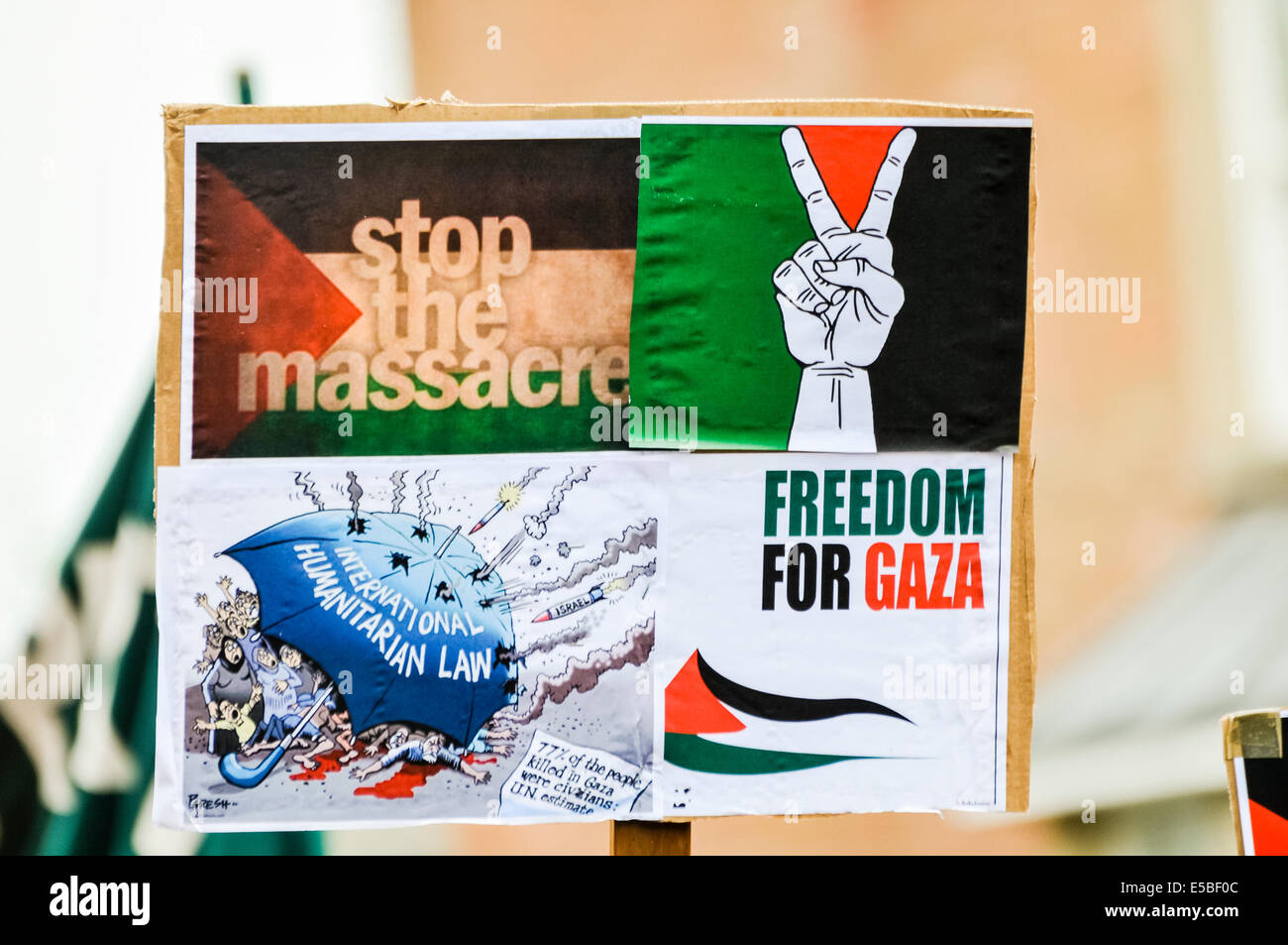 Belfast, Irlanda del Nord. 26 lug 2014 - un manifestante sorregge un poster che dice 'Stop il massacro. Libertà per Gaza' in corrispondenza di un pro-sguardo/anti-Israeliano protesta rally Credit: stephen Barnes/Alamy Live News Foto Stock