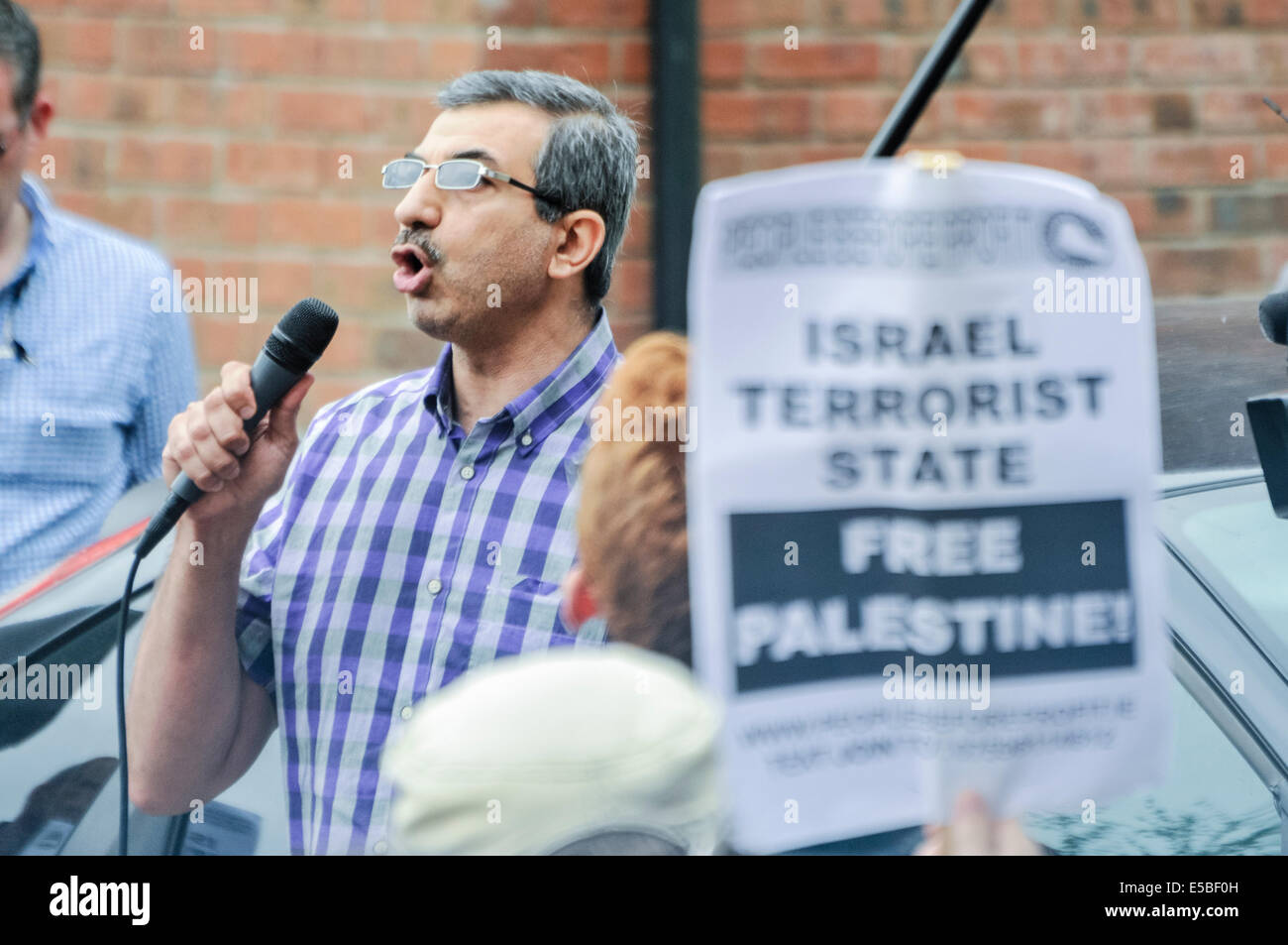 Belfast, Irlanda del Nord. 26 lug 2014 - Dr Raied Al-Wazzan da Belfast Centro Islamico parla di un pro-sguardo/anti-Israeliano protesta al rally di Stati Uniti Consolato generale Credito: Stephen Barnes/Alamy Live News Foto Stock