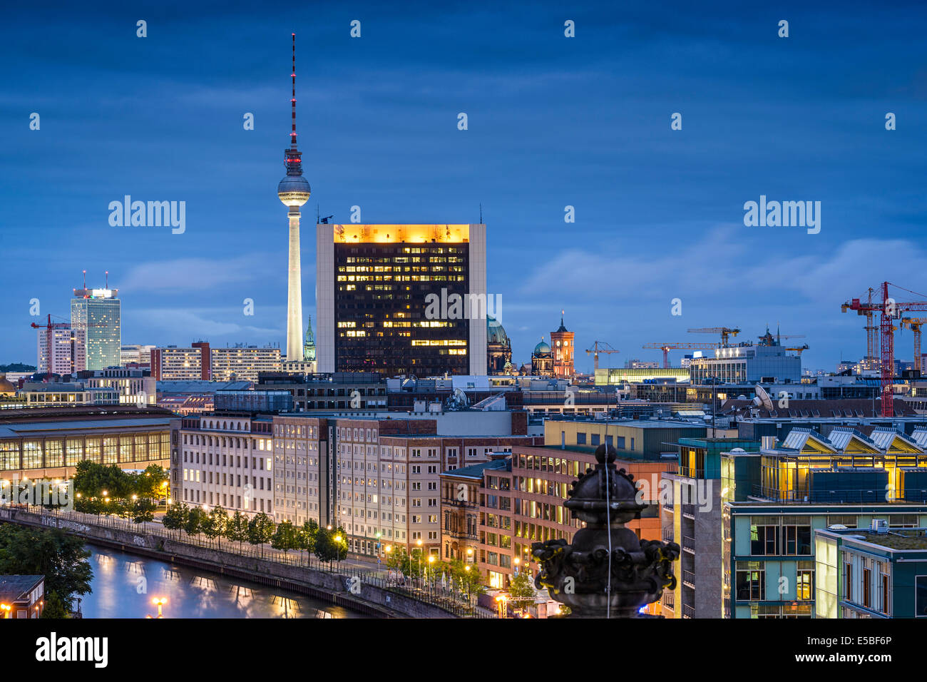 Berlino, Germania skyline della città di notte. Foto Stock