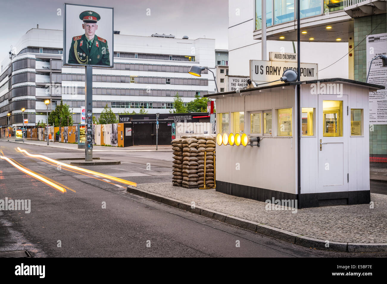 Il Checkpoint Charlie a Berlino, Germania. Foto Stock