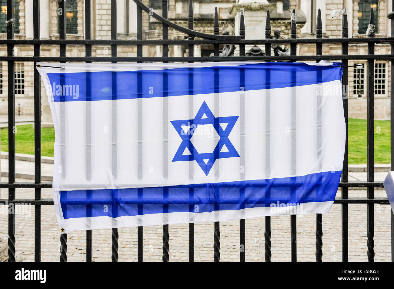Belfast, Irlanda del Nord. 26/07/2014 - Una bandiera israeliana è collegato ai gate di Belfast City Hall. I lealisti stanno mostrando la loro solidarietà con i cittadini di Israele con la visualizzazione di un numero di bandiere israeliane. Essi si sentono sotto attacco da parte di palestinesi che vivono nella striscia di Gaza. Credito: Stephen Barnes/Alamy Live News Foto Stock