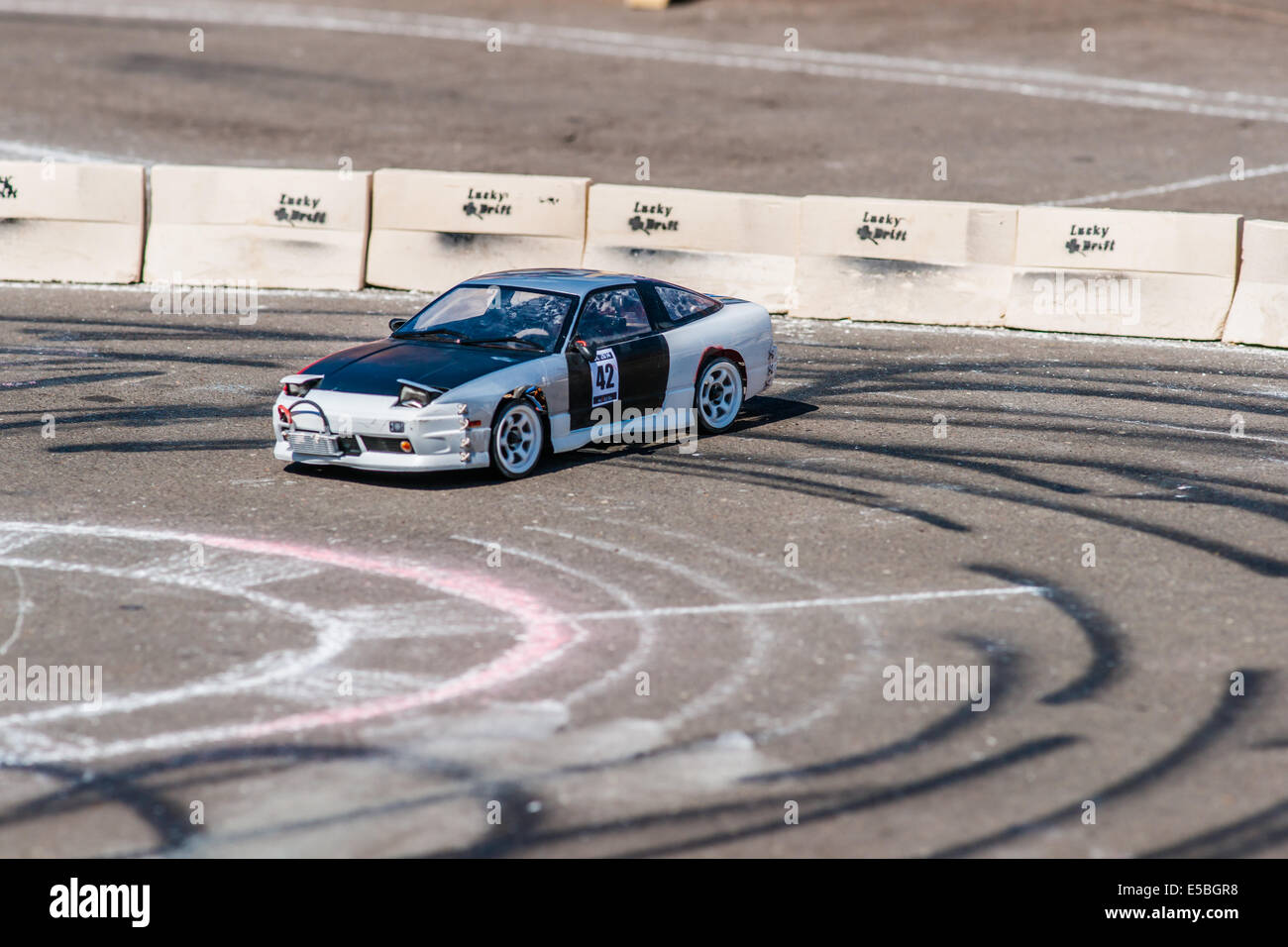 Città di Mosca Giochi 2014 sport festival ha avuto luogo presso la Olympic Sport Luzhniky complessi di Mosca, Russia, Sabato, 26 luglio 2014. L'obiettivo dell'evento è non solo di intrattenere pubblico ma per attirare l attenzione della gente di sport, ad esempio per via di allenamento gli esercizi e per dimostrare i risultati in sport estremi, come pure a promuovere attivo e sano stile di vita tra giovani e anziani, sani e persone disabili. La concorrenza di radio-controllato vetture. Credito: Alex Immagini/Alamy Live News Foto Stock