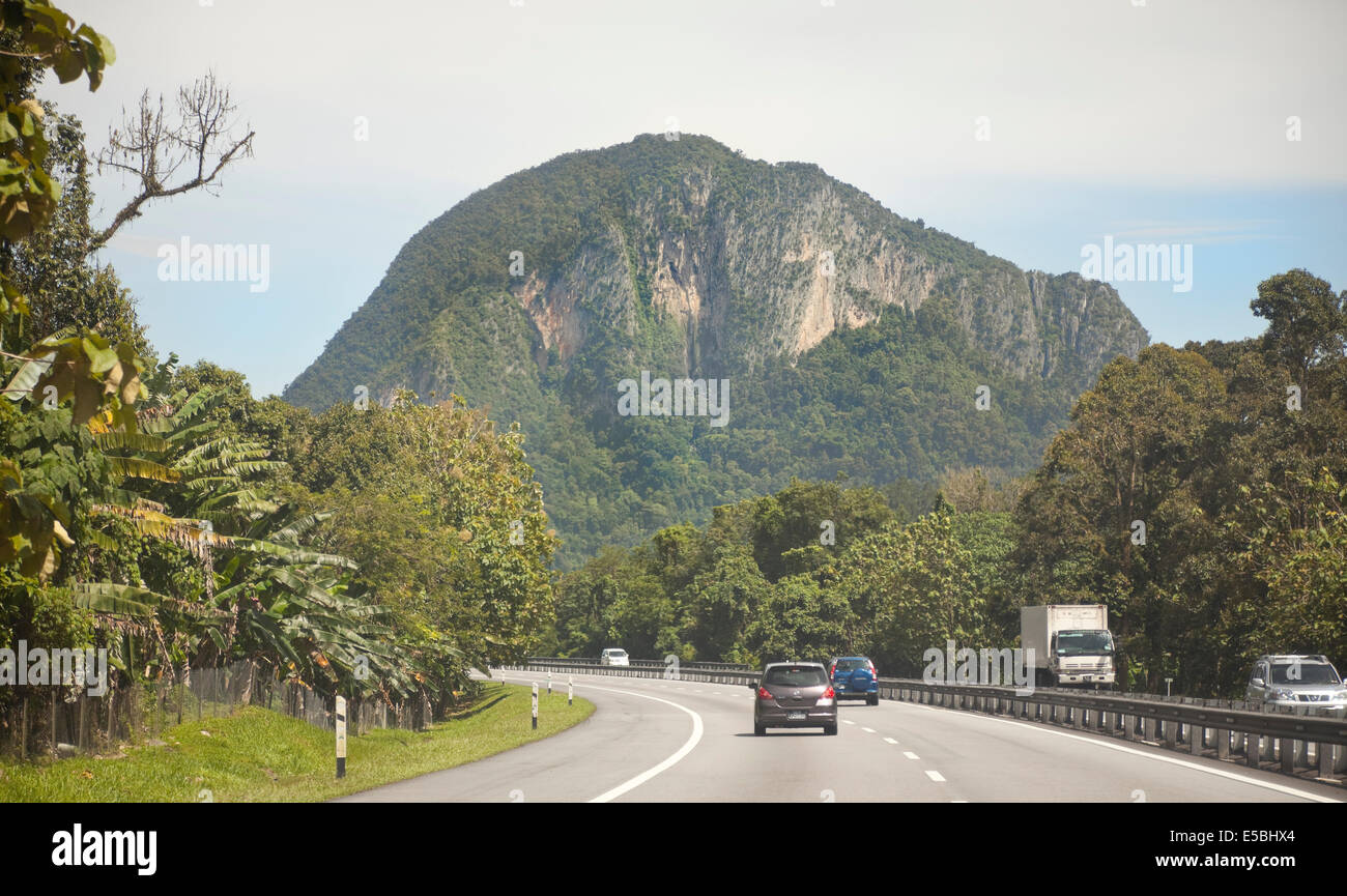 Colline di pietra calcarea, guardando a Nord dall'autostrada nord-sud, Malaysia Foto Stock