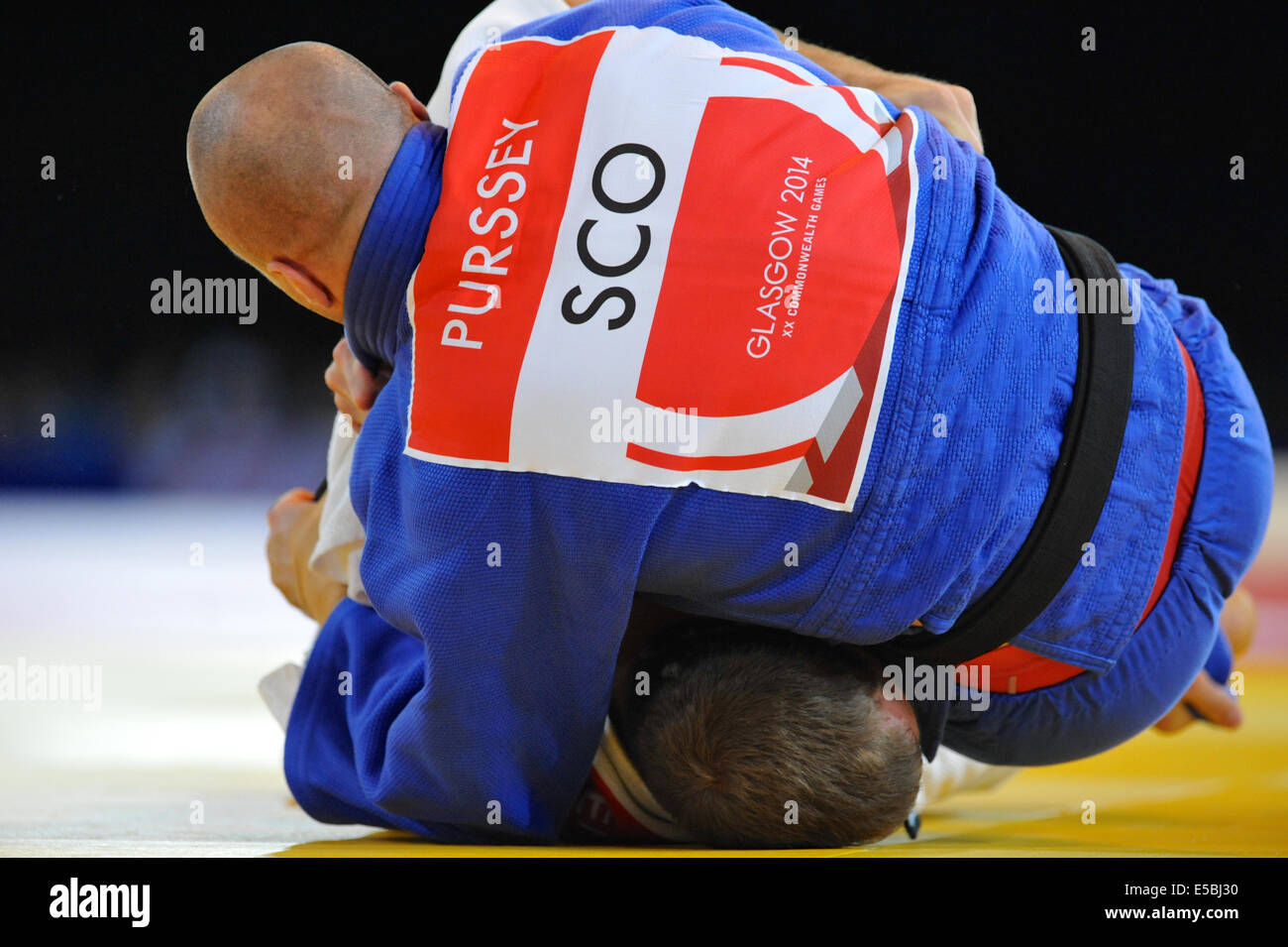 Glasgow, Regno Unito. 26 Luglio, 2014. Scene drammatiche come Matteo Purssey (SCO, blu) combatte Zack Piontek (RSA, bianco) per la gold/silver medal posizione nell'uomo -90kg Judo finale del XX Giochi del Commonwealth. Zack Piontek ha vinto l'oro lasciando Matteo Purssey con argento. Credito: Michael Preston/Alamy Live News Foto Stock