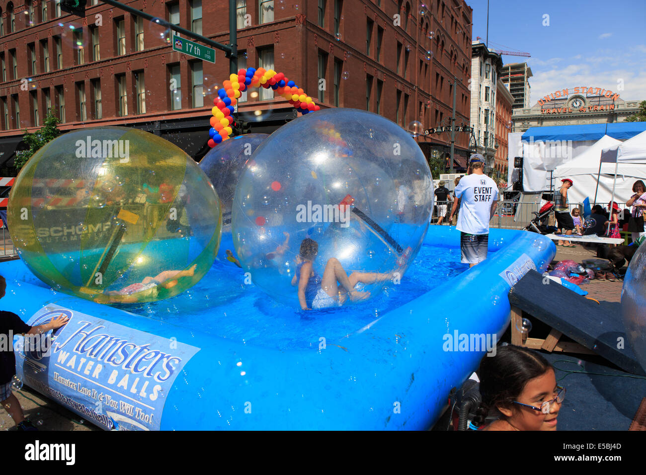 Denver Colorado STATI UNITI D'America - 26 luglio 2014. I giochi sono disponibili come le sfere di acqua durante la grande celebrazione di apertura della stazione di unione. La stazione aperta al pubblico per la prima volta dopo la ristrutturazione è iniziata nel 2008. Credit: Ed Endicott/Alamy Live News Foto Stock