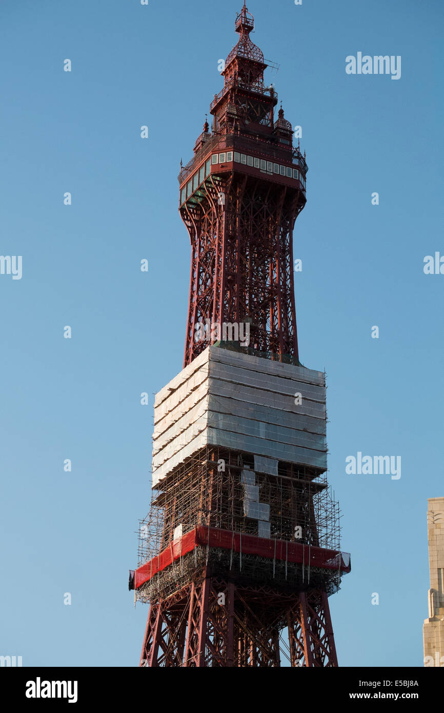 Blackpool, Regno Unito - in corso lavori di ristrutturazione a Blackpool Tower Luglio 2014. Il lavoro è probabilmente destinata a continuare fino alla fine del 2015. Foto Stock