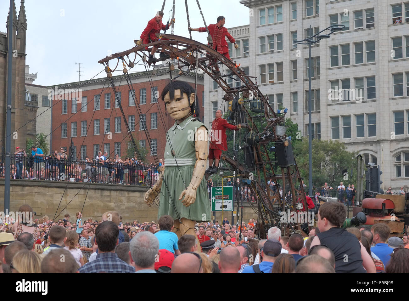 Liverpool, Regno Unito. 26 Luglio, 2014. Bambina gigante vicino al Pier Head. Il ritorno dei giganti a Liverpool, che è stata estremamente popolare nel 2012, e sono la creazione di Francese street theatre company " Royal de luxe'. I giganti stanno eseguendo in 'Memories di agosto 1914' una narrazione di storie di guerra relative al 100 anni di anniversario dell inizio della seconda guerra mondiale I. Credito: Paolo Quayle/Alamy Live News Foto Stock