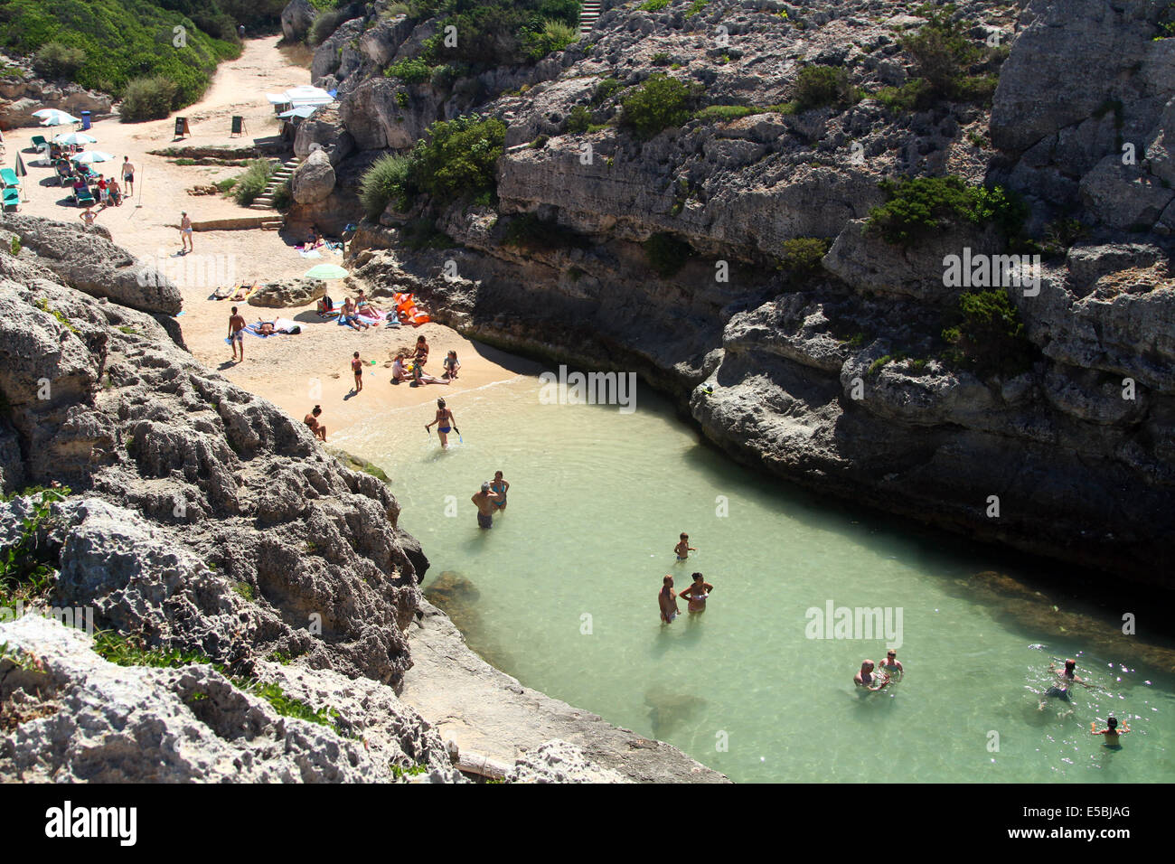 Meteo . . Cala'n Forcat, Minorca isole Baleari . . 23.07.2014 persone in mare su una bella giornata in Cala'n Forcat, Menorca, come tempo caldo continua dopo un enorme temporale di inizio settimana. Pic: Paolo Marriott Fotografia Foto Stock