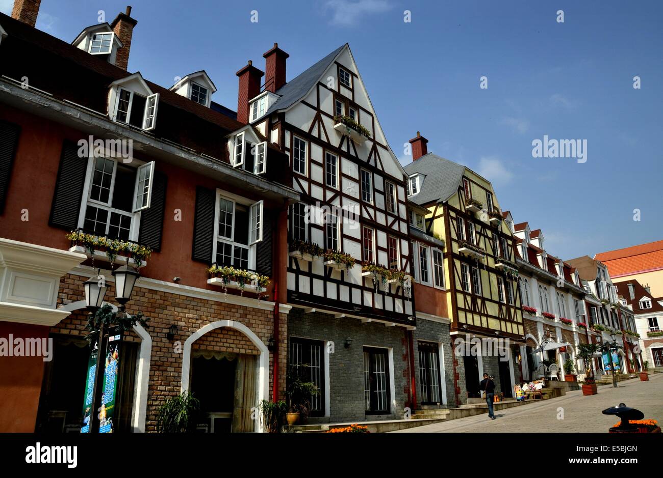 BAI LU TOWN, CINA: vista lungo la Grande Rue Foto Stock