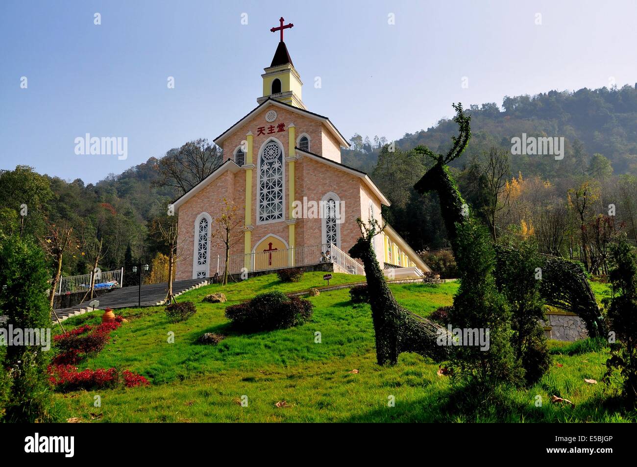 BAI LU / Sichuan, Cina: Topiaria da cervi e il Bai Lu Chiesa Cristiana Foto Stock