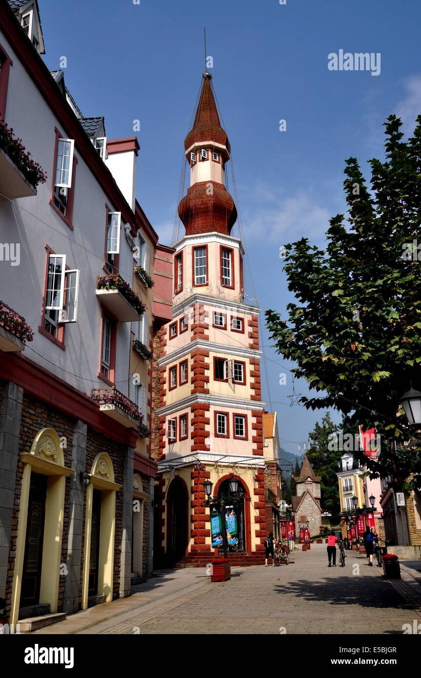 BAI LU TOWN, CINA: una torre di fantasia con una cupola a cipolla e la torretta su La Grande Rue del francese-ispirato village Foto Stock