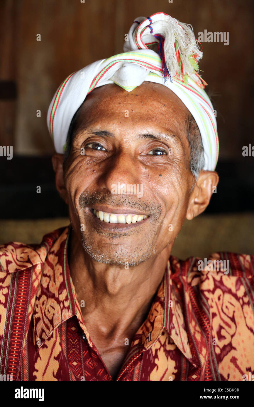 Il capo del villaggio tradizionale Kampung Waitabar sull isola di Sumba, Indonesia, Asia Foto Stock