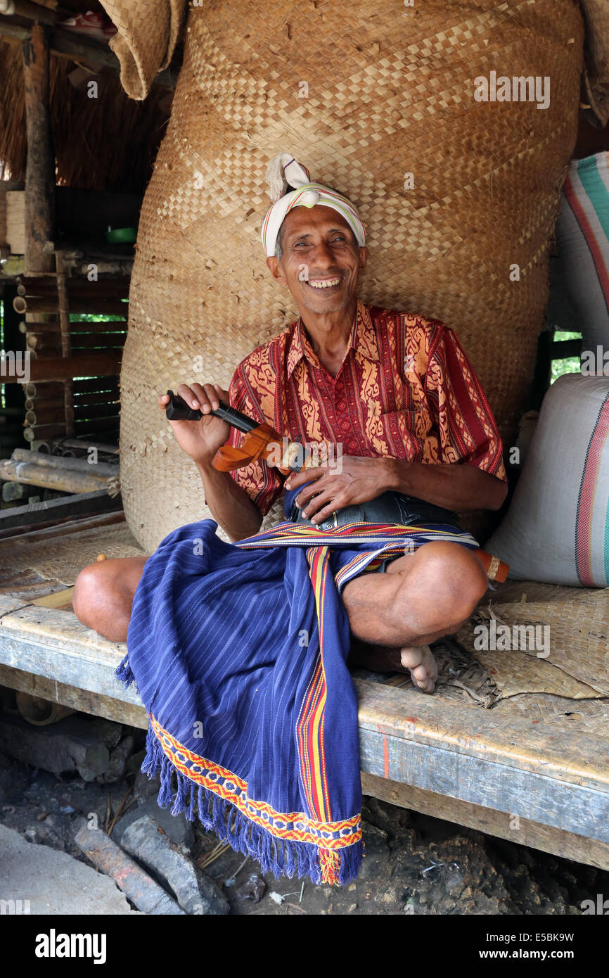 Il capo del villaggio tradizionale Kampung Waitabar sull isola di Sumba, Indonesia, Asia Foto Stock