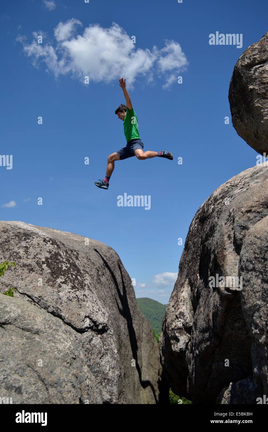 Alec salti oltre il boulder Foto Stock