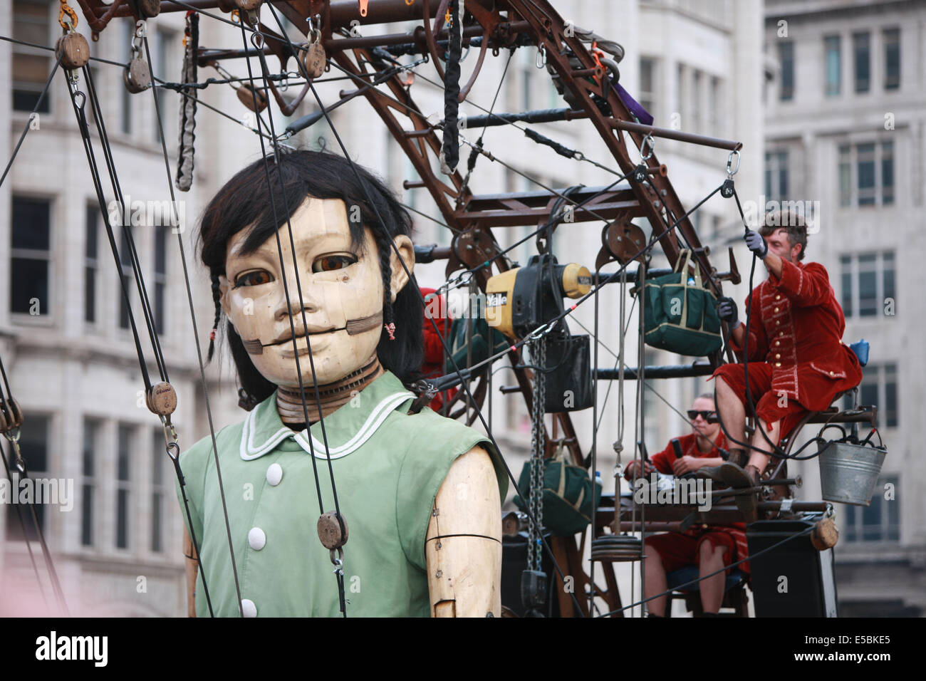 Liverpool, Regno Unito. 26 Luglio, 2014. Bambina gigante vicino al Pier Head, Liverpool sul suo programma a piedi attorno al centro di Liverpool. Il ritorno dei giganti a Liverpool, che è stata estremamente popolare nel 2012, e sono la creazione di Francese street theatre company " Royal de luxe'. Si tratta di nonna giganti premier britannico. I giganti stanno eseguendo in 'Memories di agosto 1914' una narrazione di storie di guerra relative al 100 anni di anniversario dell inizio della seconda guerra mondiale I. Credito: Paolo Quayle/Alamy Live News Foto Stock