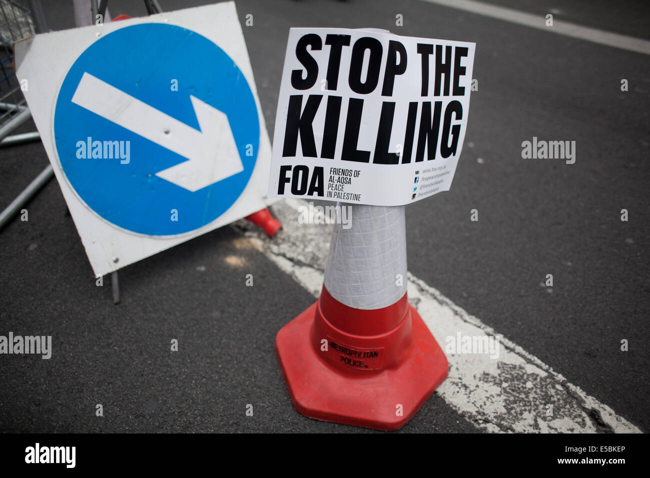 Londra, Regno Unito. 26 Luglio, 2014. Decine di migliaia di manifestanti hanno marciato nel centro di Londra per mostrare il loro sdegno contro l'assalto israeliano su Gaza. Credito: Kristian Buus/Alamy Live News Foto Stock