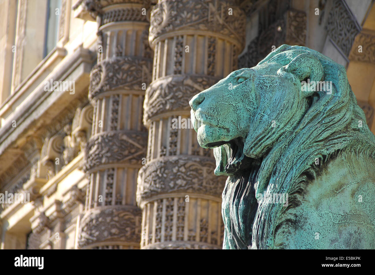 Vista sulla statua di lion vicino al museo del Louvre a Parigi Foto Stock