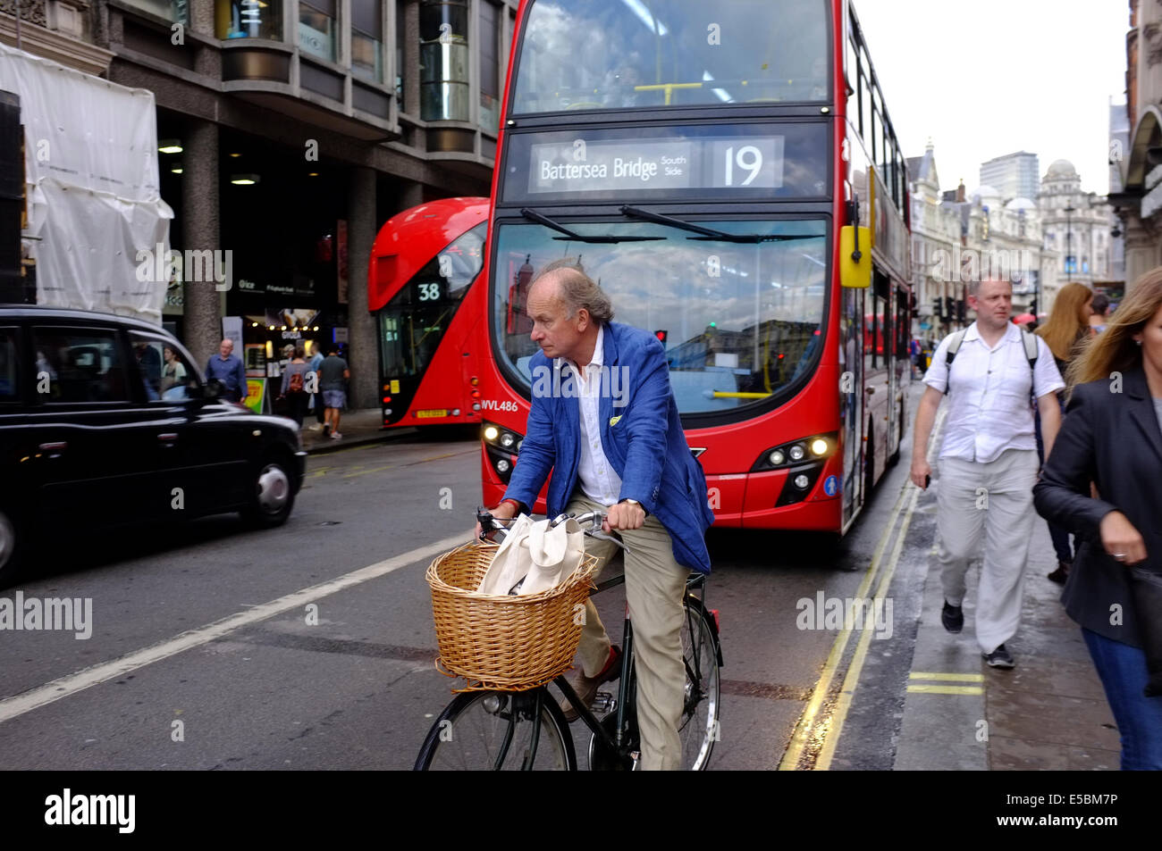 Ciclista nella parte anteriore del bus in Londra Foto Stock