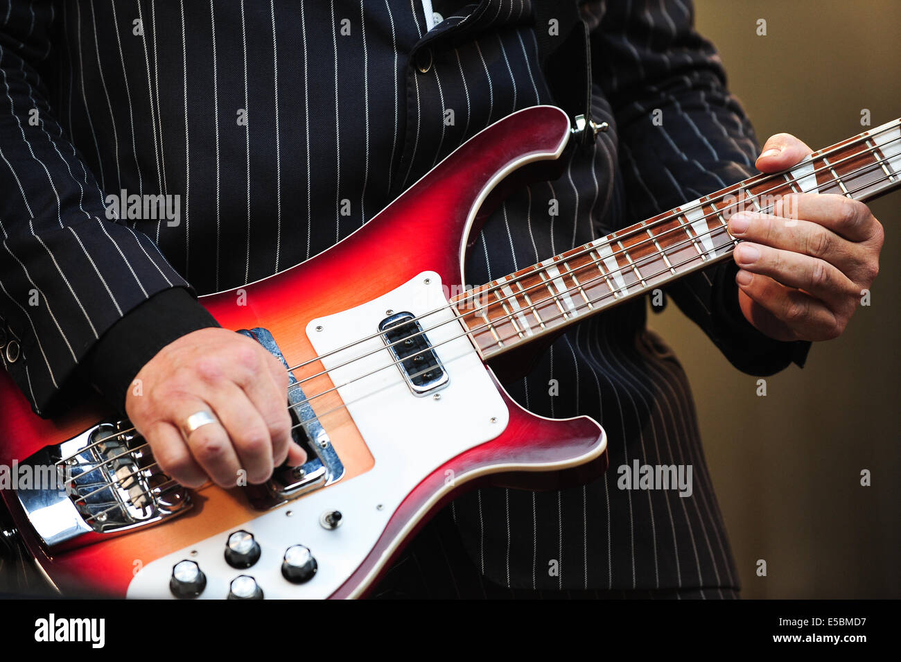 Lšrrach, Germania. 26 Luglio, 2014. Paul Van Bruystegem noto anche come Monsieur Paul (bass) dal belga di rock band Triggerfinger esegue live at Stimmen (voci) music festival in Lšrrach, Germania. Foto: Miroslav Dakov/ Alamy Live News Foto Stock