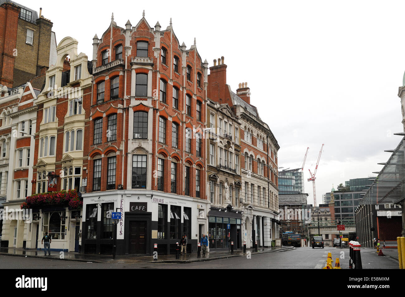 Ferraris Café su un angolo vicino a Smithfield Market, Londra Foto Stock