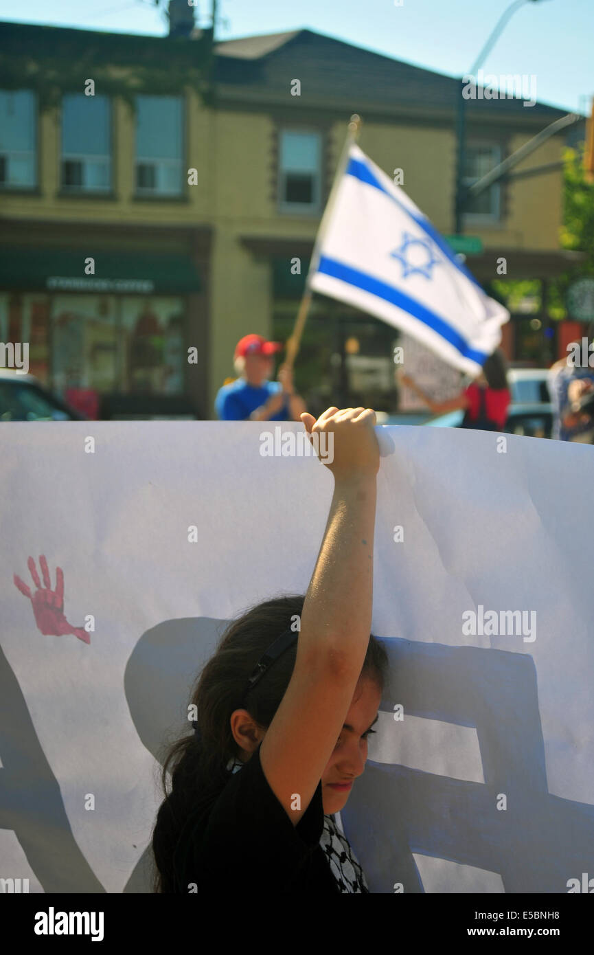 A Londra, Ontario oltre 150 persone partecipano a una manifestazione di solidarietà con i palestinesi di Gaza nel corso di Israels offensiva contro la striscia di Gaza Foto Stock