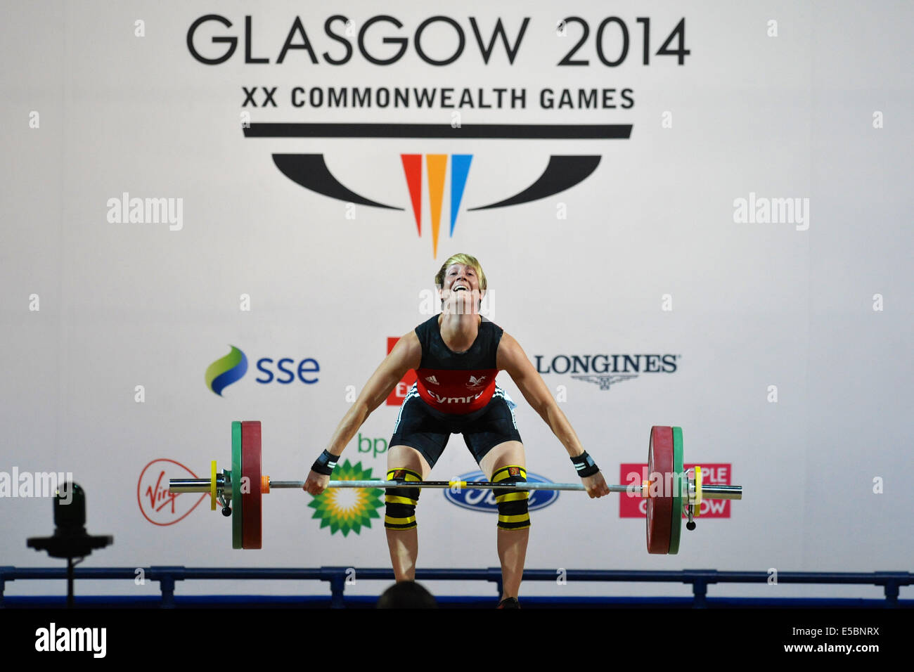 Glasgow, Regno Unito. 26 Luglio, 2014. Michaela Breeze (WAL) tendendo come lei si solleva durante la donna 58kg pesi concorrenza a i Giochi del Commonwealth a Glasgow. Il Breeze ha vinto il bronzo della concorrenza con un sollevamento totale di 202kg. Credito: Michael Preston/Alamy Live News Foto Stock