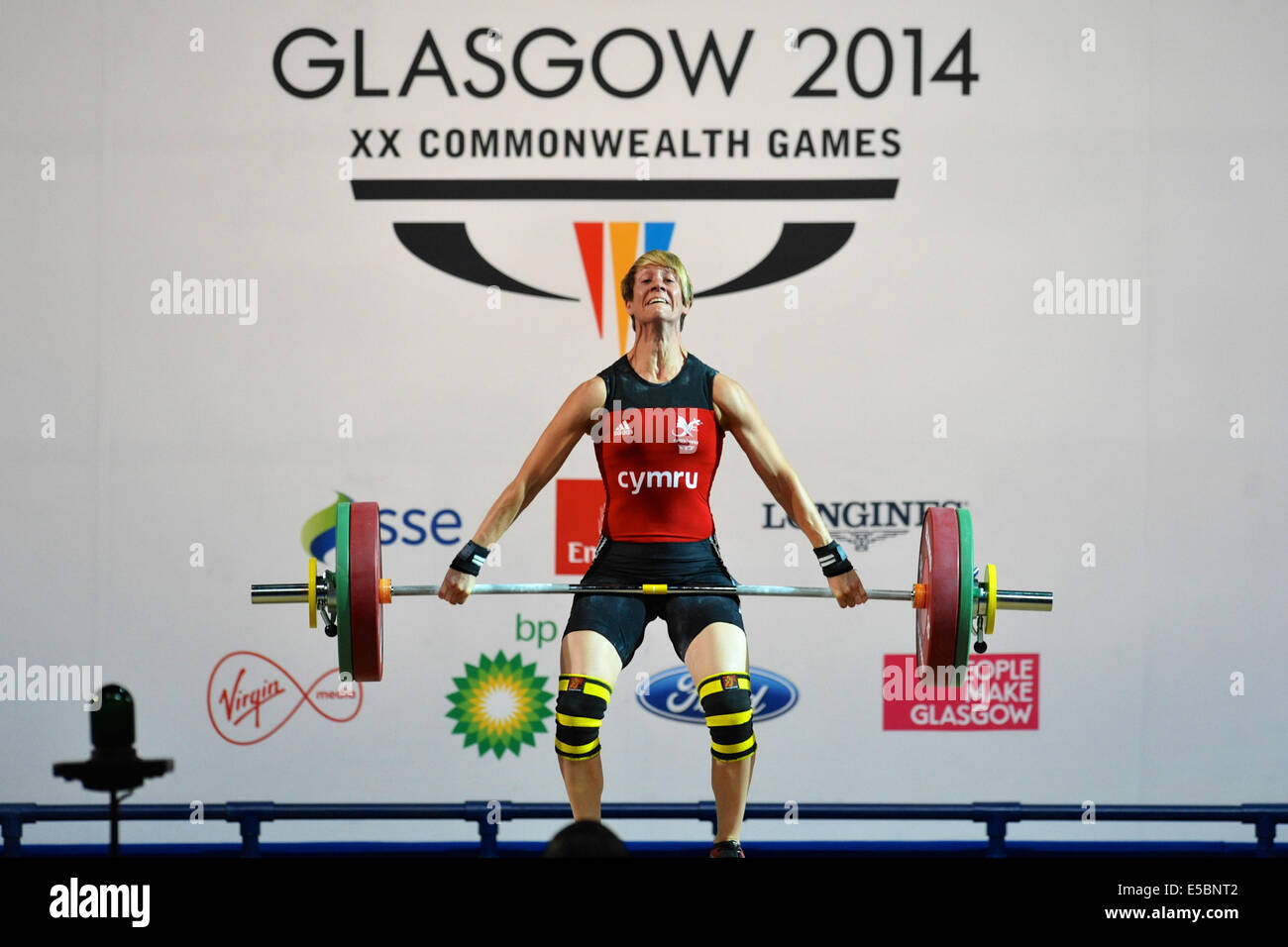 Glasgow, Regno Unito. 26 Luglio, 2014. Michaela Breeze (WAL) tendendo come lei si solleva durante la donna 58kg pesi concorrenza a i Giochi del Commonwealth a Glasgow. Il Breeze ha vinto il bronzo della concorrenza con un sollevamento totale di 202kg. Credito: Michael Preston/Alamy Live News Foto Stock