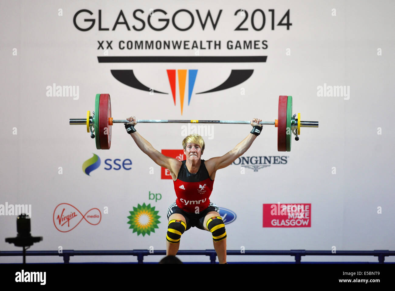 Glasgow, Regno Unito. 26 Luglio, 2014. Michaela Breeze (WAL) tendendo come lei si solleva durante la donna 58kg pesi concorrenza a i Giochi del Commonwealth a Glasgow. Il Breeze ha vinto il bronzo della concorrenza con un sollevamento totale di 202kg. Credito: Michael Preston/Alamy Live News Foto Stock