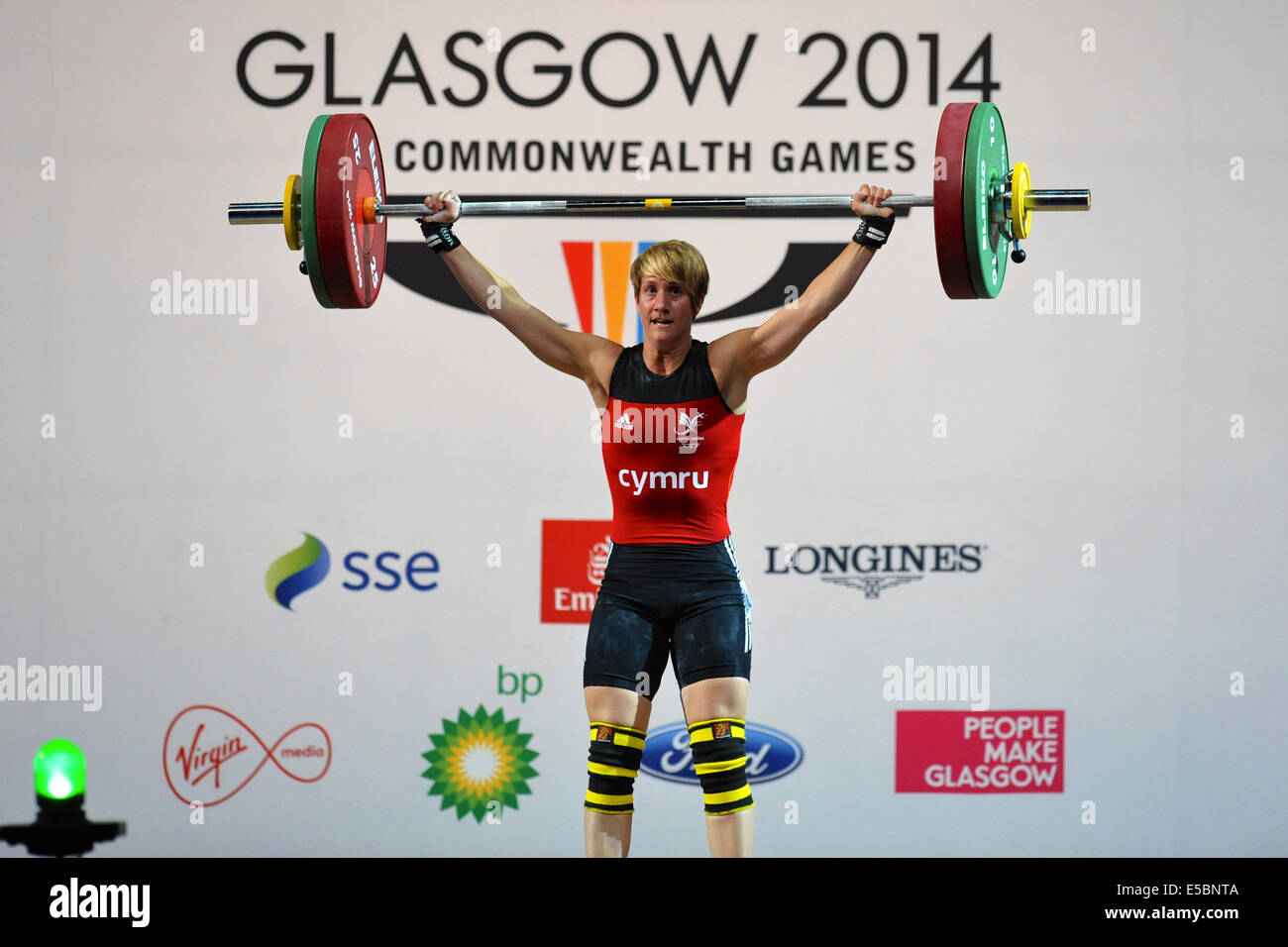 Glasgow, Regno Unito. 26 Luglio, 2014. Michaela Breeze (WAL) guardando fiduciosi come lei ottiene una luce verde per un buon sollevare durante la donna 58kg pesi concorrenza a i Giochi del Commonwealth a Glasgow. Il Breeze ha vinto il bronzo della concorrenza con un sollevamento totale di 202kg. Credito: Michael Preston/Alamy Live News Foto Stock