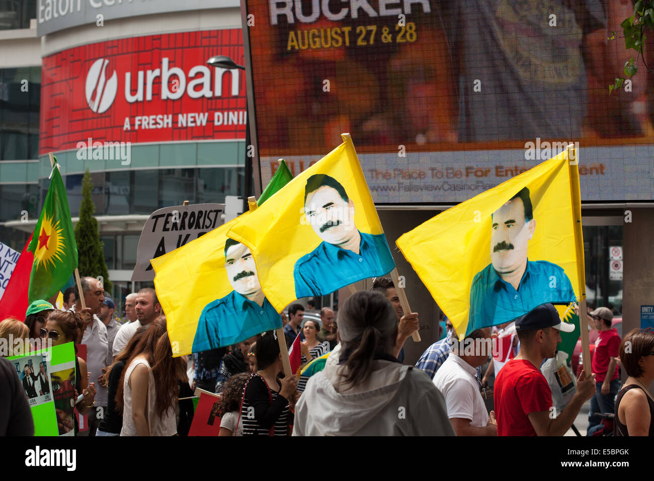 Toronto, Canada. 26 Luglio, 2014. Canadesi curda che protestavano contro ISIS e della Turchia a Yonge-Dundas Square , Luglio 26, 2014 a Toronto in Canada. Credito: Igor kisselev/Alamy Live News Foto Stock