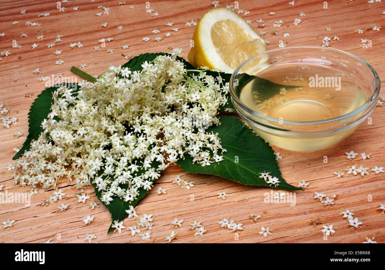 Salute bere limonata da fiori di sambuco su un tavolo di legno Foto Stock