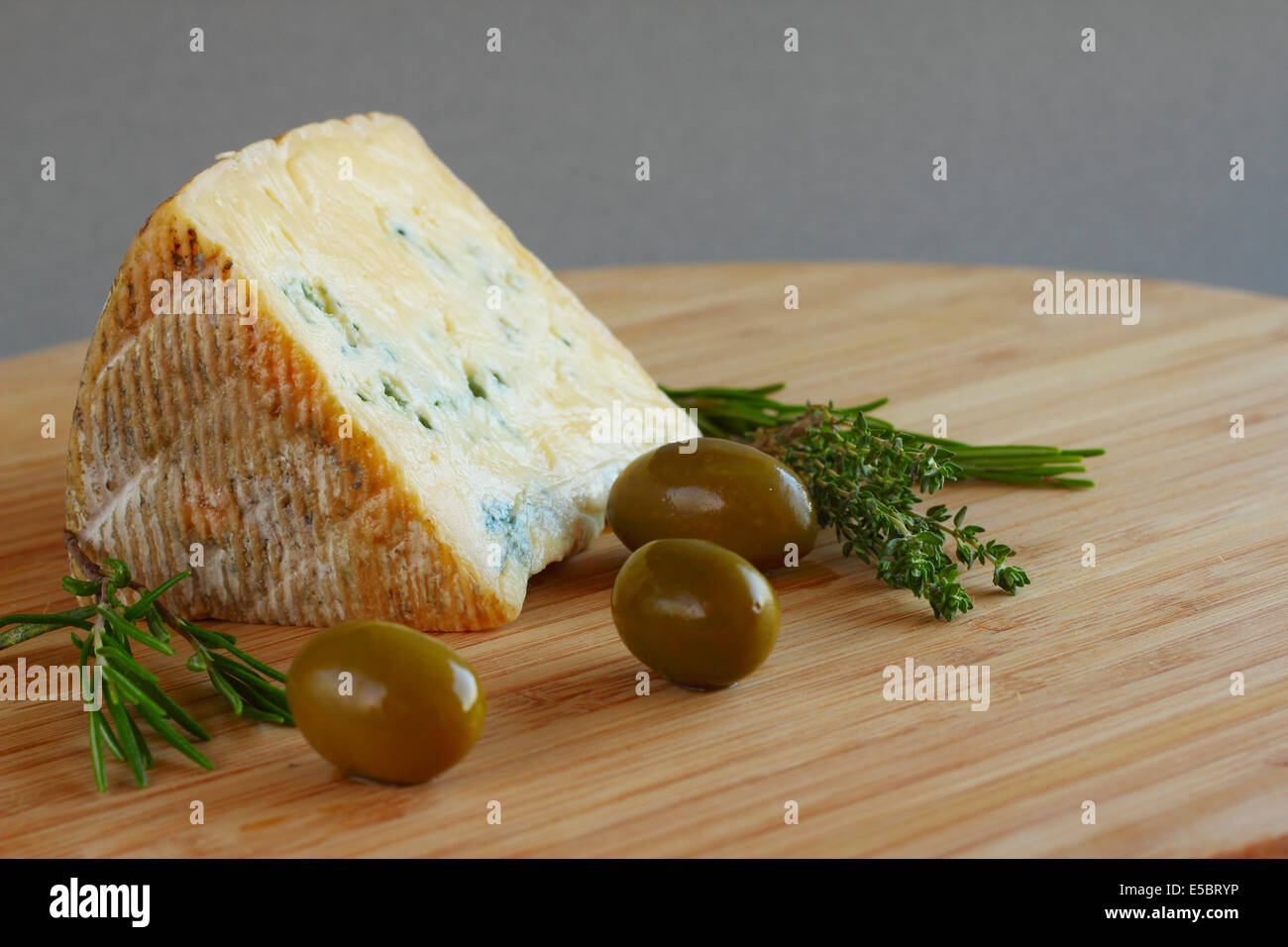 Il formaggio e le olive composizione sul tavolo di legno Foto Stock