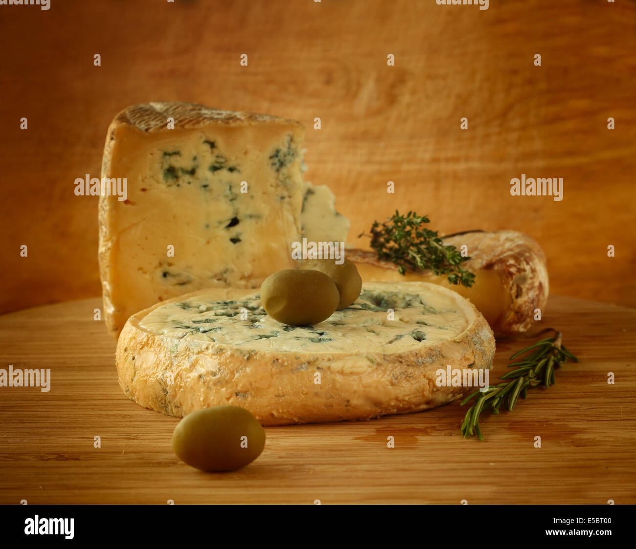 Il formaggio e le olive composizione sul tavolo di legno Foto Stock