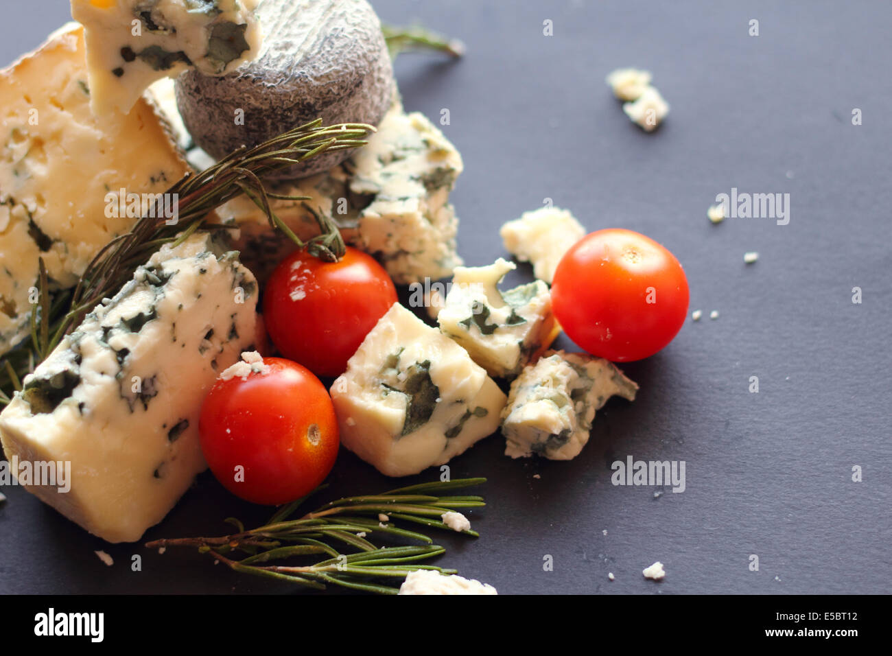 Il Roquefort e composizione su sfondo scuro Foto Stock