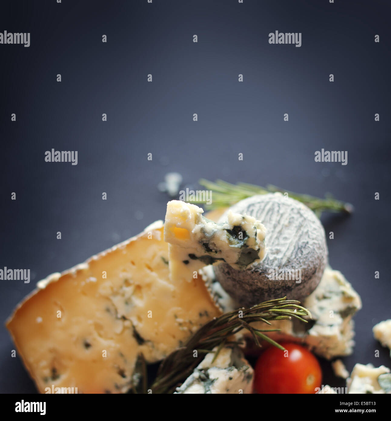 Il Roquefort e composizione su sfondo scuro Foto Stock