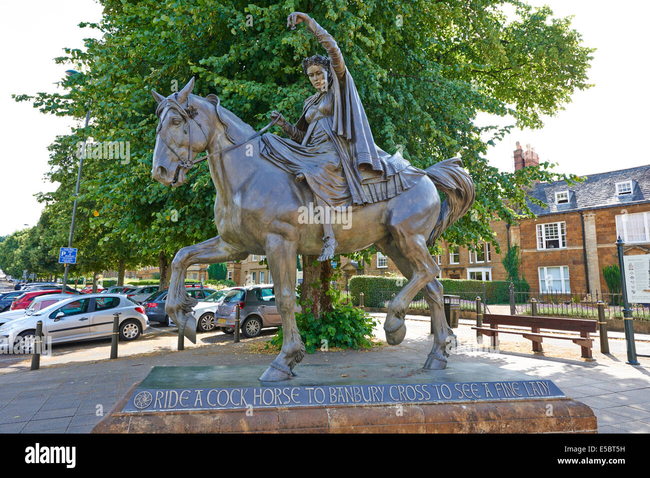 La bella Signora su un cavallo scultura di Croce Banbury Oxfordshire UK Foto Stock