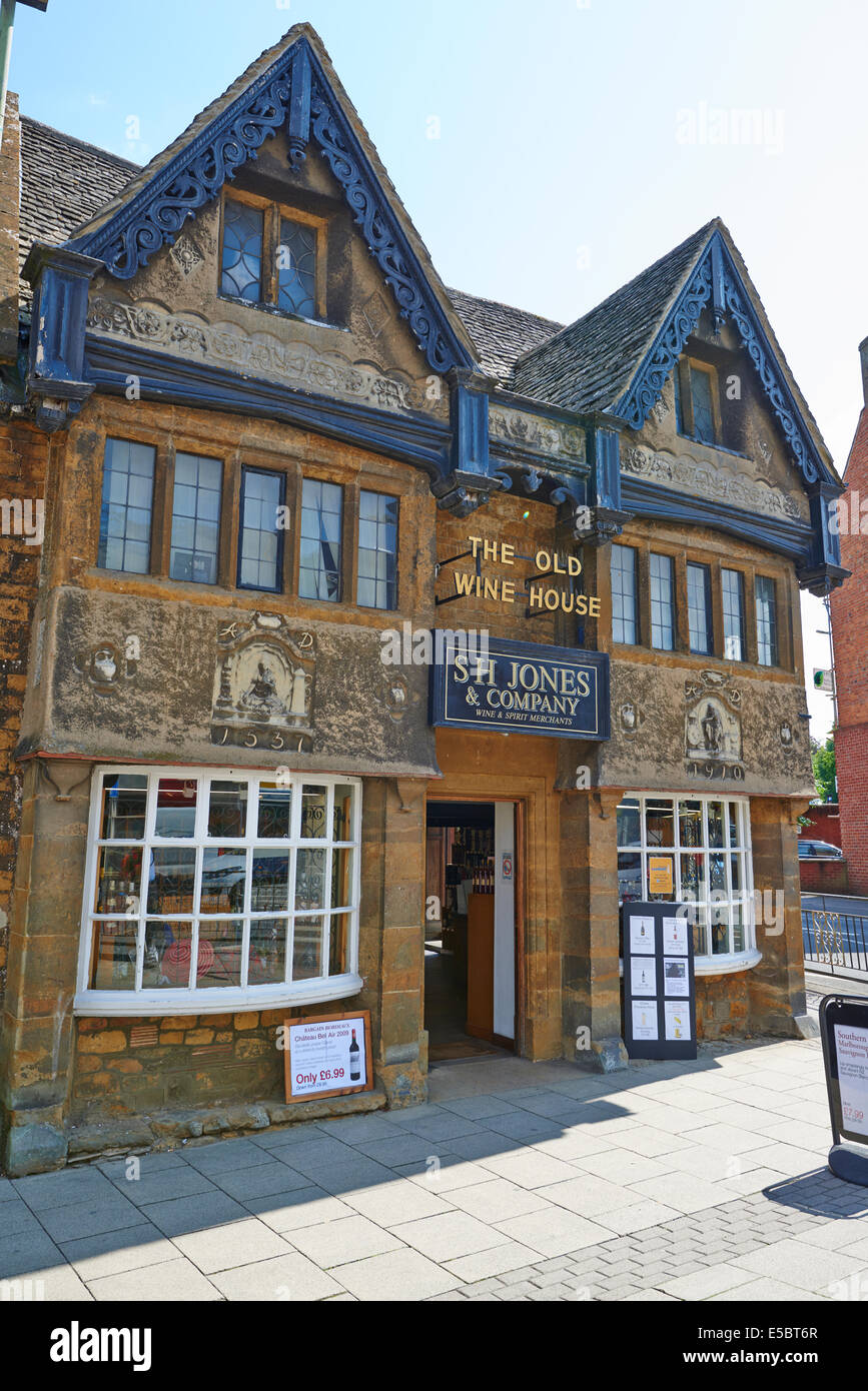 S H Jones commercianti di vino High Street Banbury Oxfordshire UK Foto Stock
