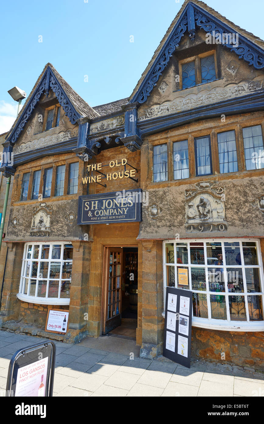 S H Jones commercianti di vino High Street Banbury Oxfordshire UK Foto Stock