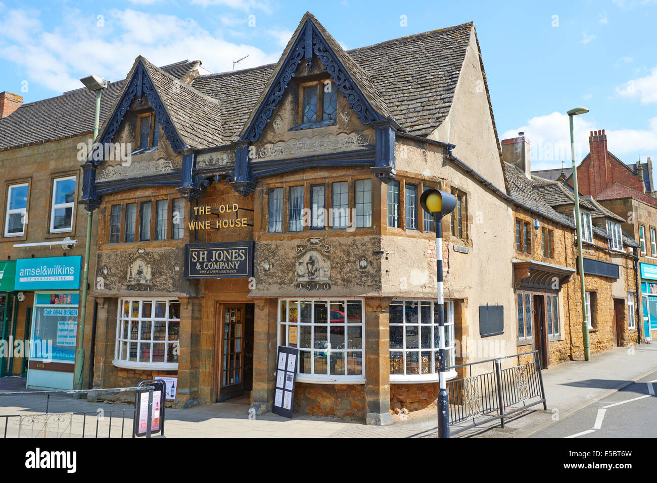 S H Jones commercianti di vino High Street Banbury Oxfordshire UK Foto Stock