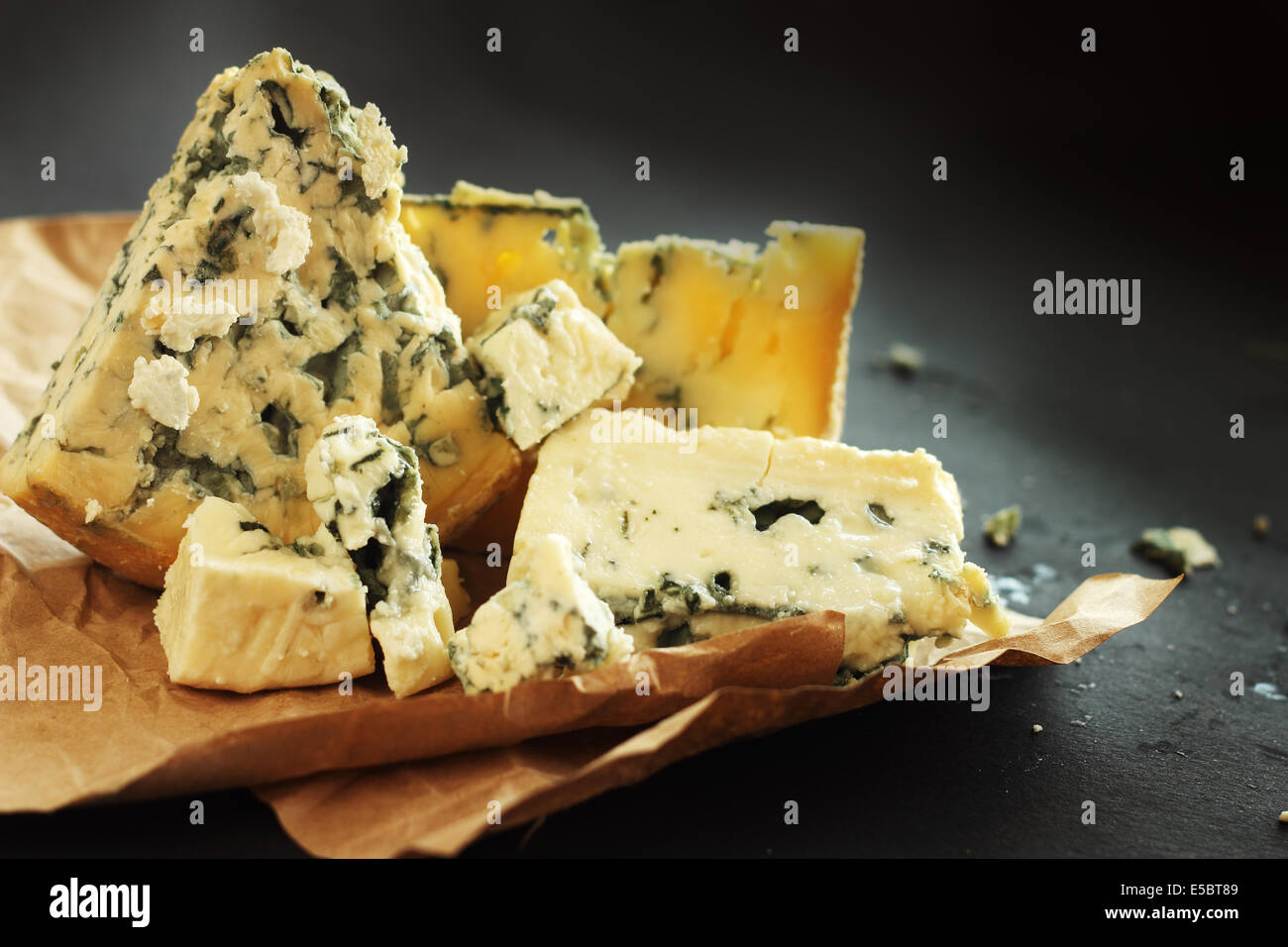 Il Roquefort e composizione su sfondo scuro Foto Stock